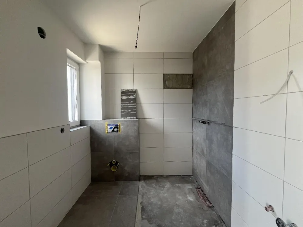 Erstbezug: 3-Zimmer-Wohnung im Obergeschoss mit Balkon