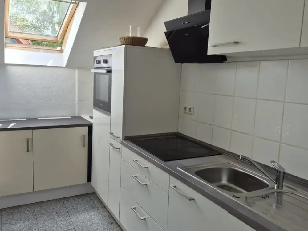 Wohnen mit Charakter: 3-Zimmer-Dachgeschosswohnung mit Küche