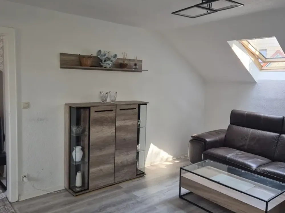 Wohnen mit Charakter: 3-Zimmer-Dachgeschosswohnung mit Küche