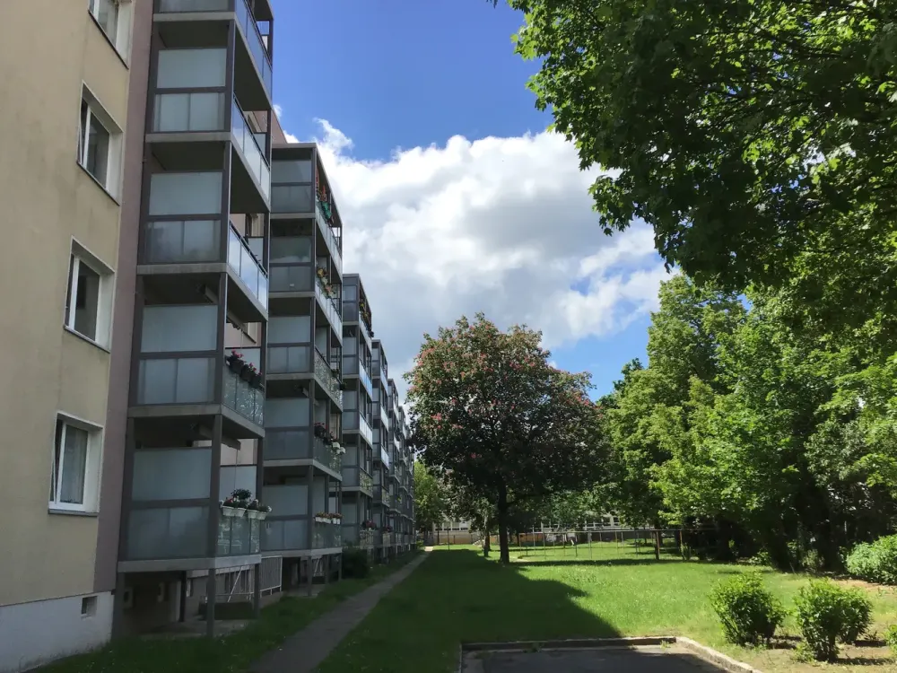 Beautiful Large 3-Room Apartment Seeks New Tenant!