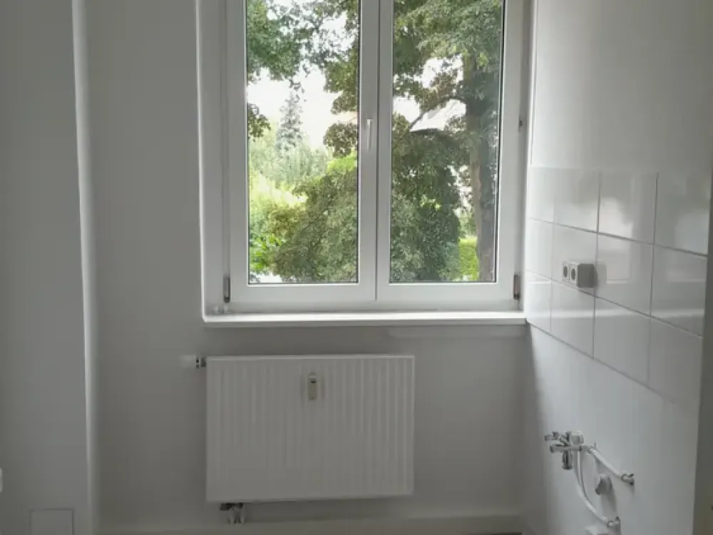Beautiful Large 3-Room Apartment Seeks New Tenant!