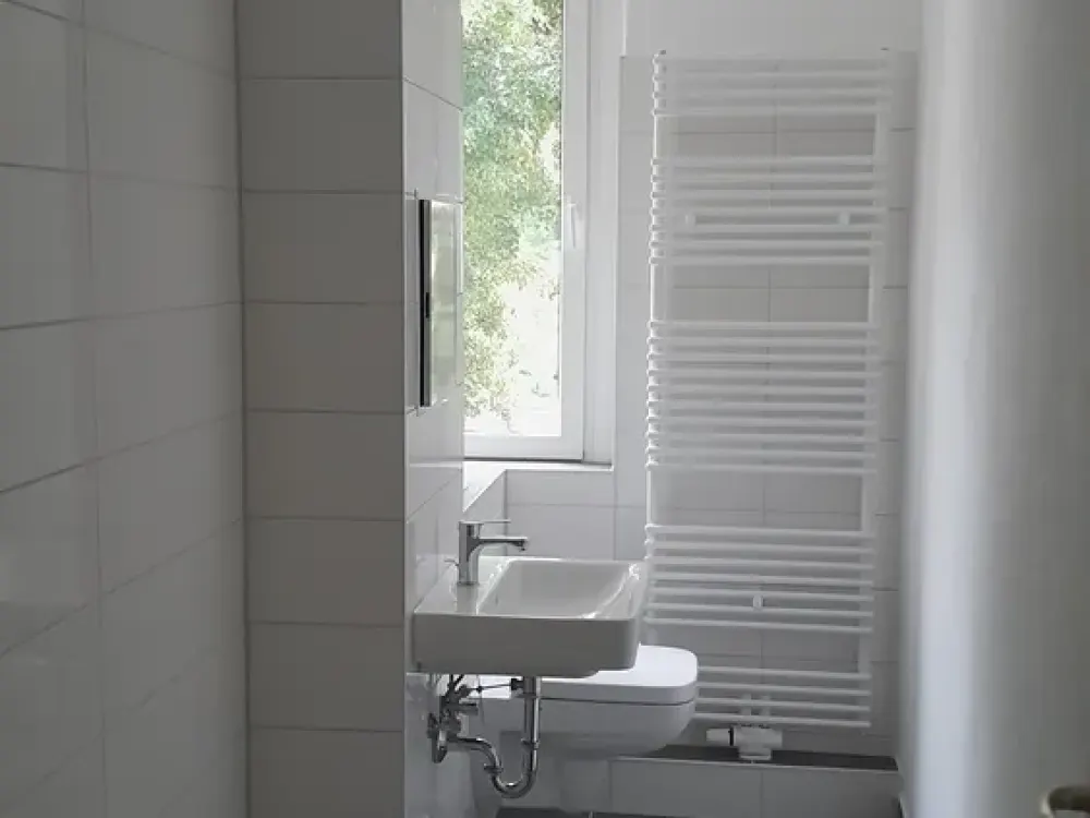 Beautiful Large 3-Room Apartment Seeks New Tenant!