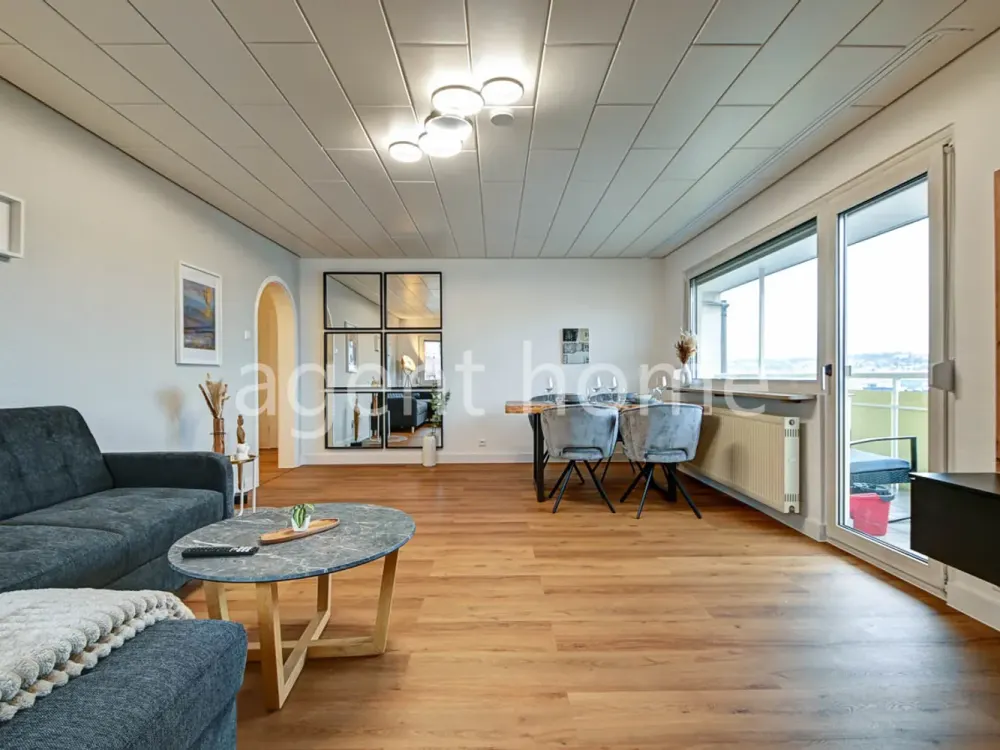 MÖBLIERT - ÜBER DEN DÄCHERN DER CITY - Schöne Wohnung mit 2 Schlafzimmern und Balkon