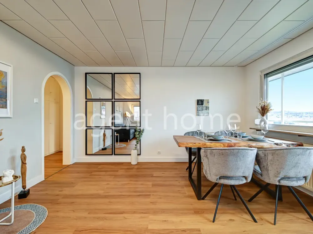 MÖBLIERT - ÜBER DEN DÄCHERN DER CITY - Schöne Wohnung mit 2 Schlafzimmern und Balkon