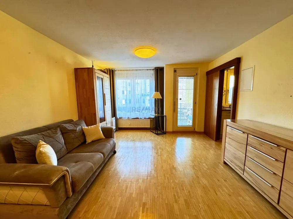 Möblierte Zwei Zimmer Wohnung mit Balkon und Stellplatz