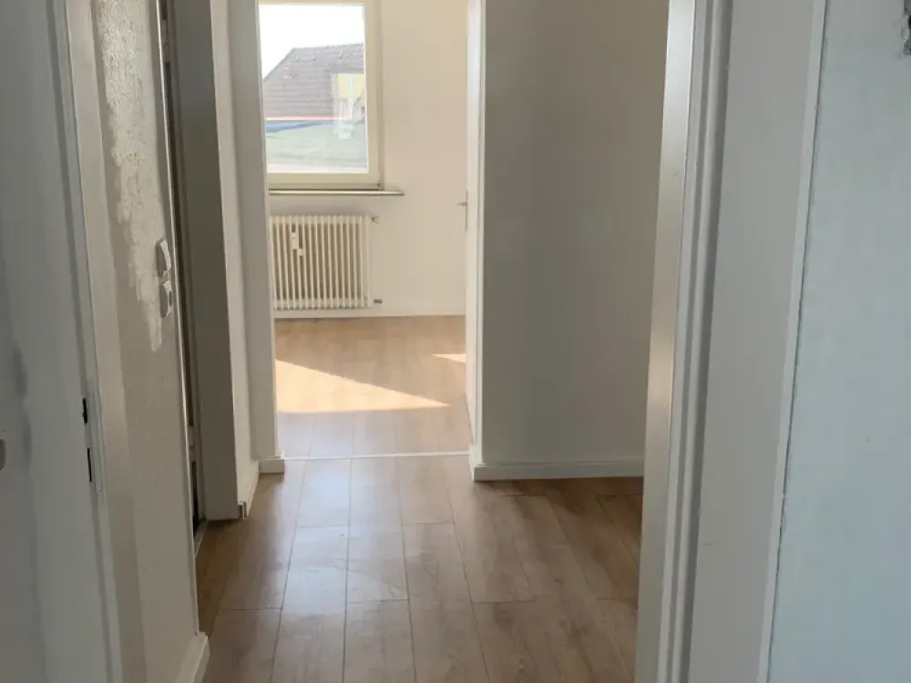 Moderne 2-ZW mit Balkon und EBK!