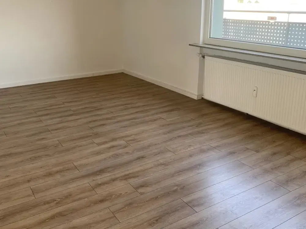 Moderne 2-ZW mit Balkon und EBK!