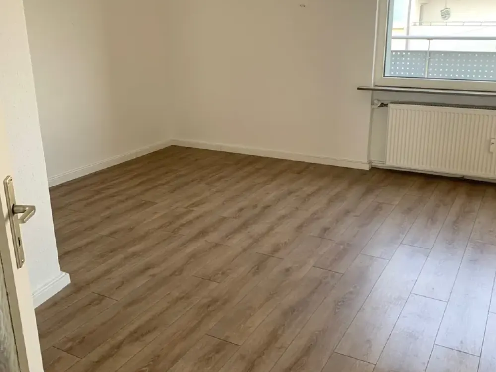 Moderne 2-ZW mit Balkon und EBK!