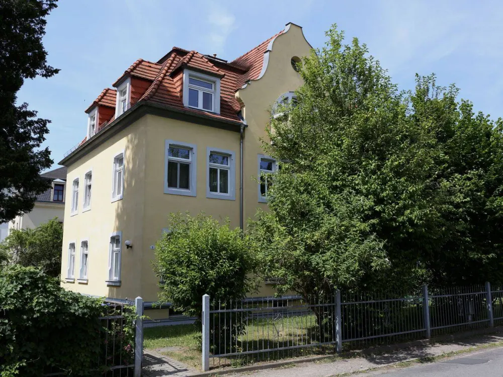 Schöne helle 2 RWG Hochparterre, Parkett und Laminat, Bad mit Fenster, ASR, Balkon