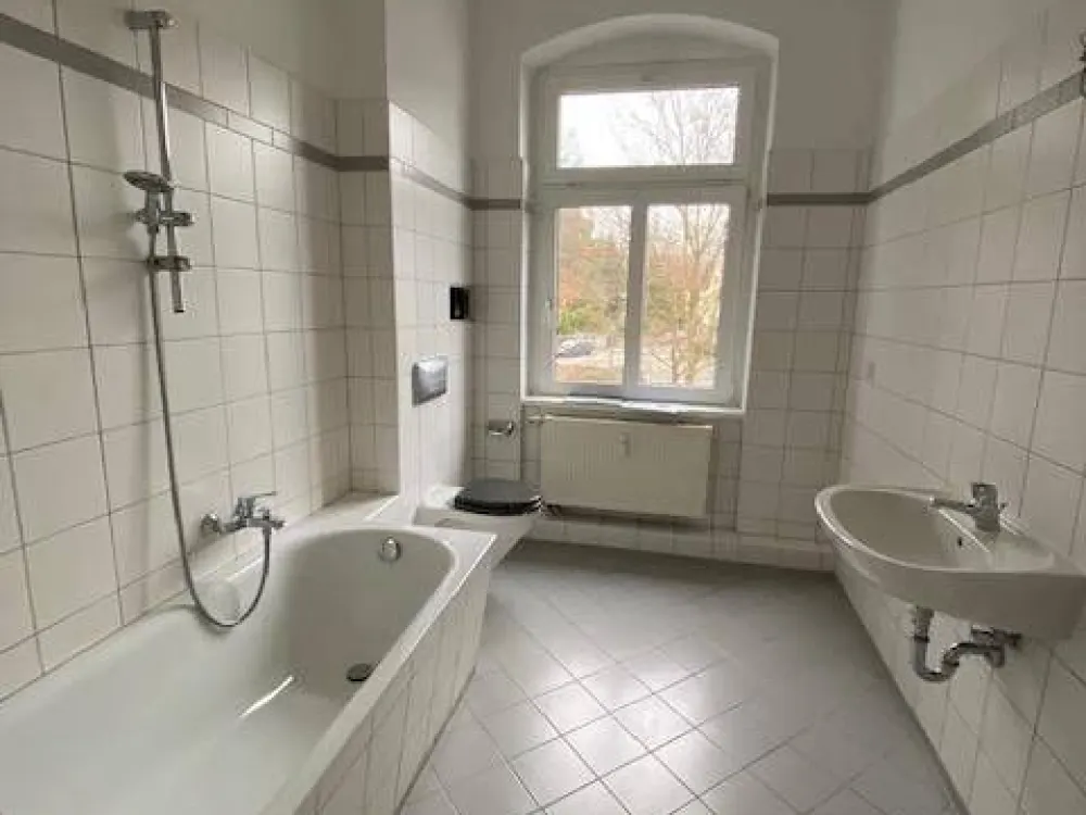 Schöne helle 2 RWG Hochparterre, Parkett und Laminat, Bad mit Fenster, ASR, Balkon
