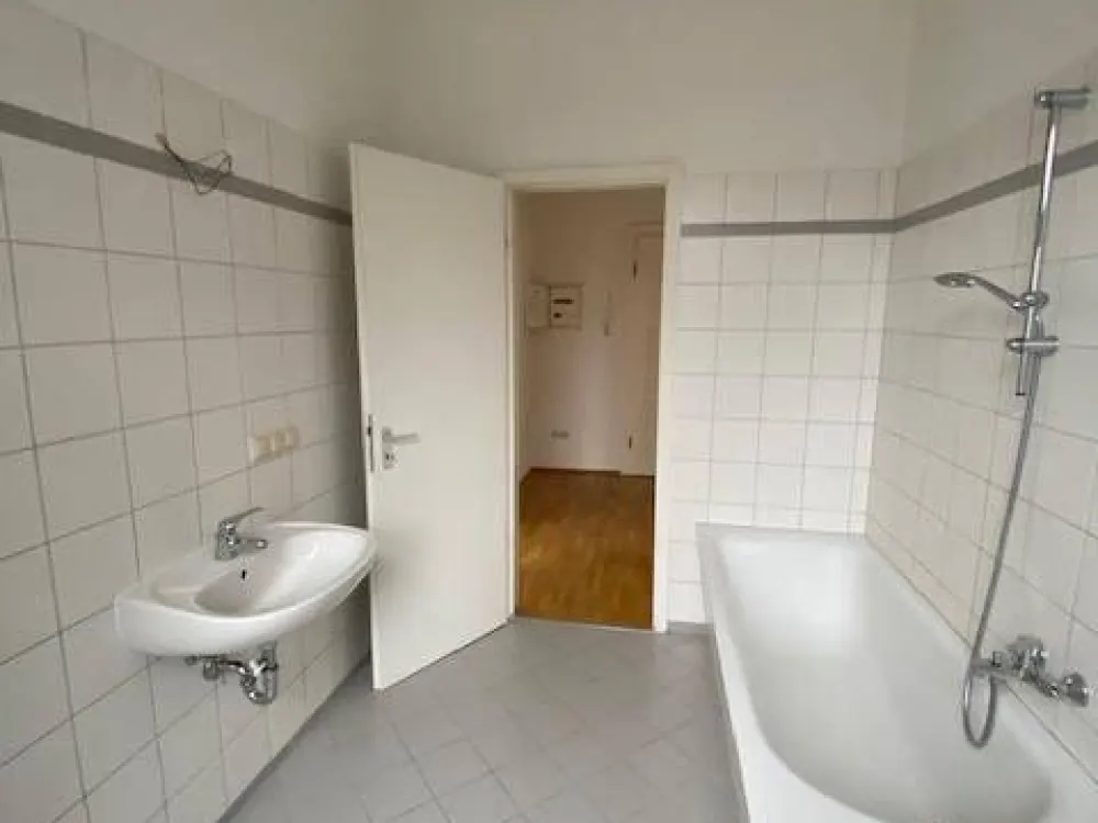 Schöne helle 2 RWG Hochparterre, Parkett und Laminat, Bad mit Fenster, ASR, Balkon