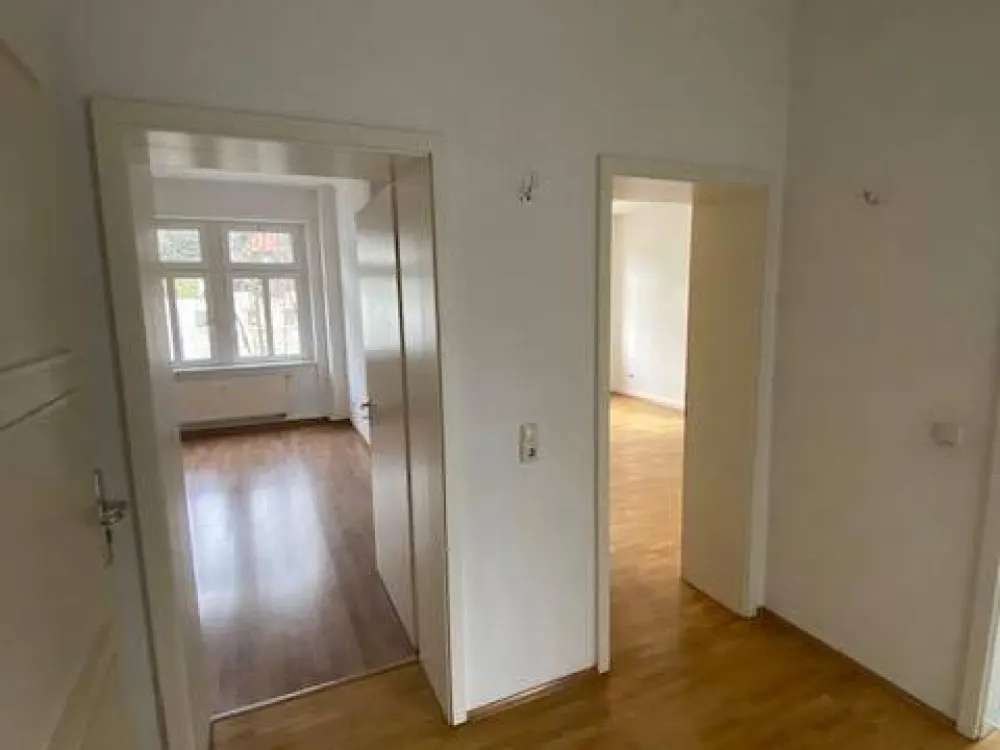 Schöne helle 2 RWG Hochparterre, Parkett und Laminat, Bad mit Fenster, ASR, Balkon