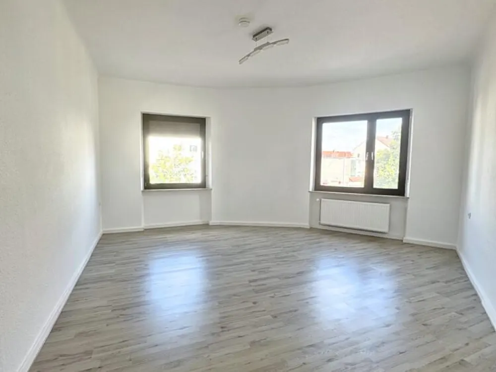 Bright Renovated 4-Room Apartment with Balcony in Convenient Location