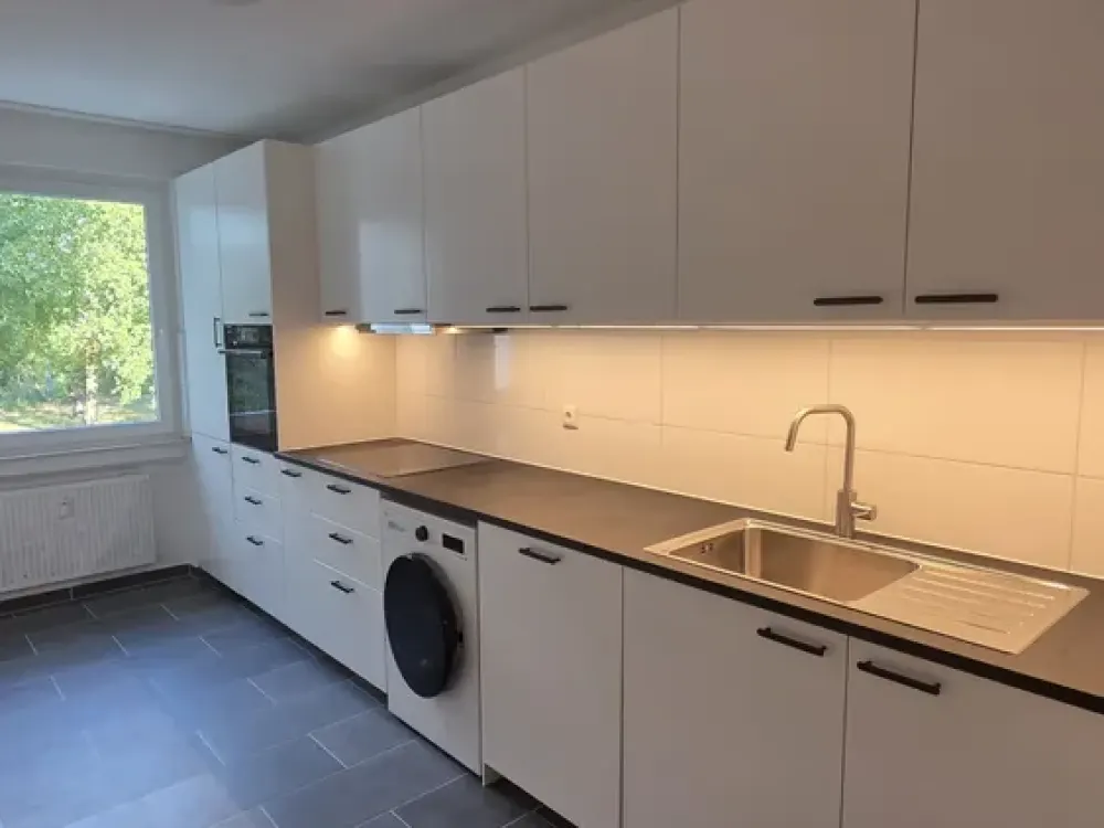 Renovated 4-room apartment with fitted kitchen in a central location