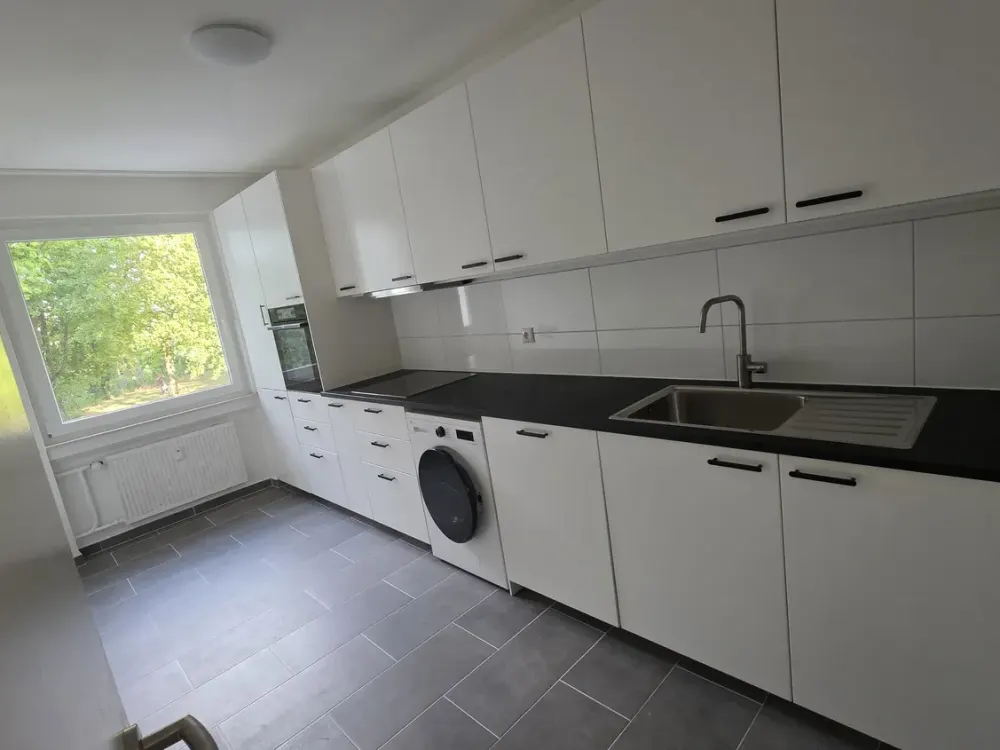 Renovated 4-room apartment with fitted kitchen in a central location