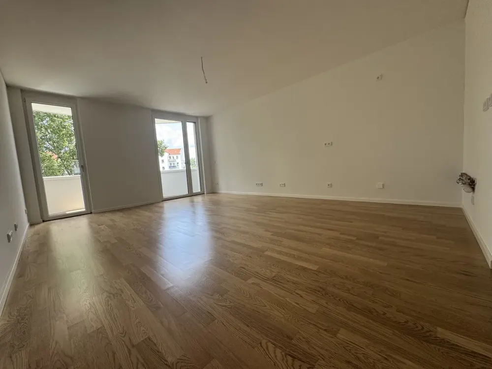 Welcome Home: Attractive 3-Room Apartment with Fitted Kitchen and Balcony in First Occupancy