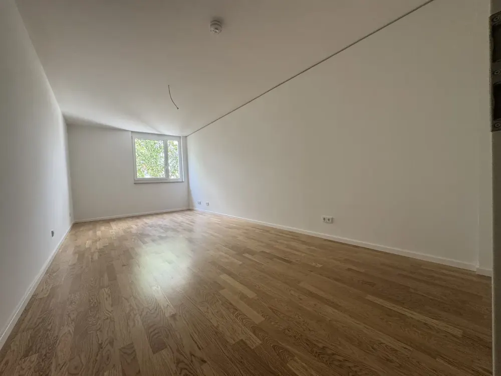 Welcome Home: Attractive 3-Room Apartment with Fitted Kitchen and Balcony in First Occupancy