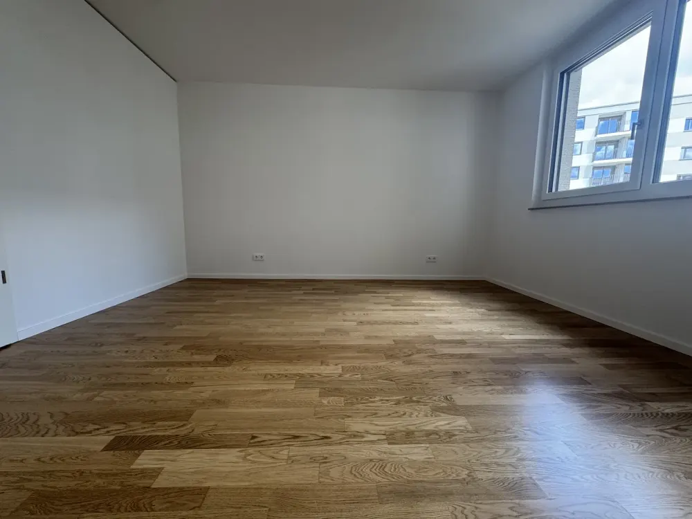 Welcome Home: Attractive 3-Room Apartment with Fitted Kitchen and Balcony in First Occupancy
