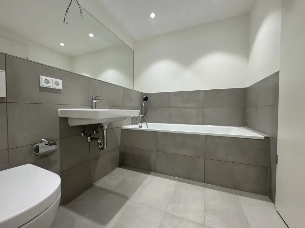 Welcome Home: Attractive 3-Room Apartment with Fitted Kitchen and Balcony in First Occupancy