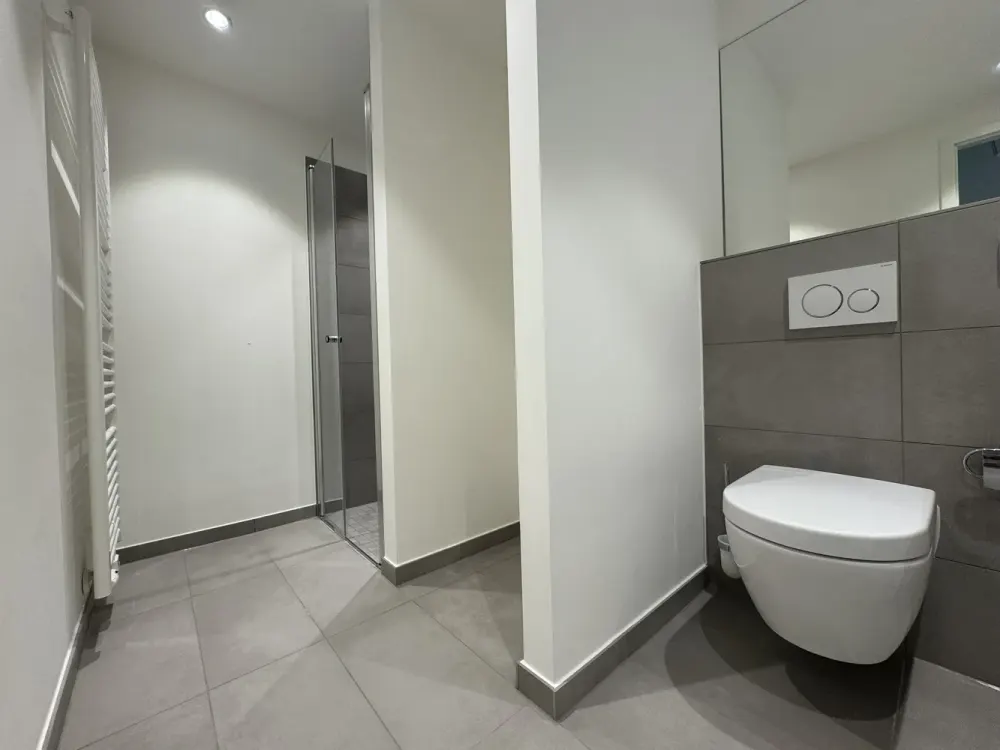 Welcome Home: Attractive 3-Room Apartment with Fitted Kitchen and Balcony in First Occupancy
