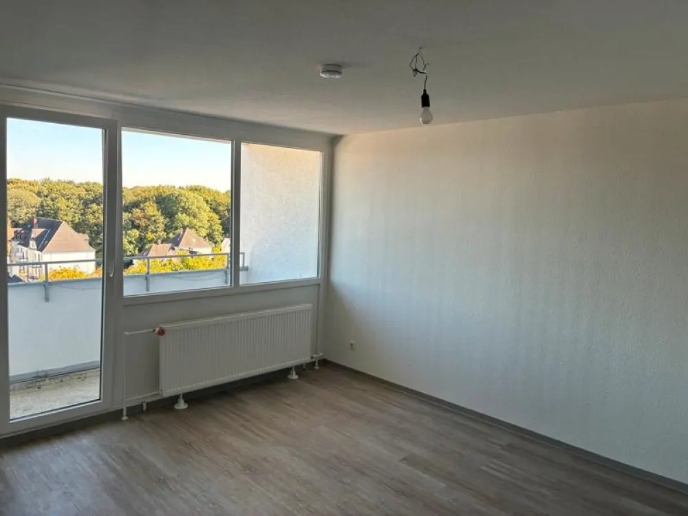 Helle 3-Zimmer-Wohnung mit Wand und Bodenbelag
