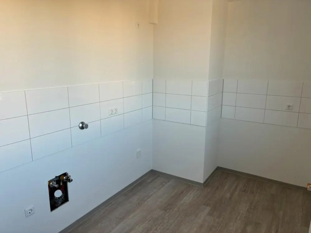 Helle 3-Zimmer-Wohnung mit Wand und Bodenbelag