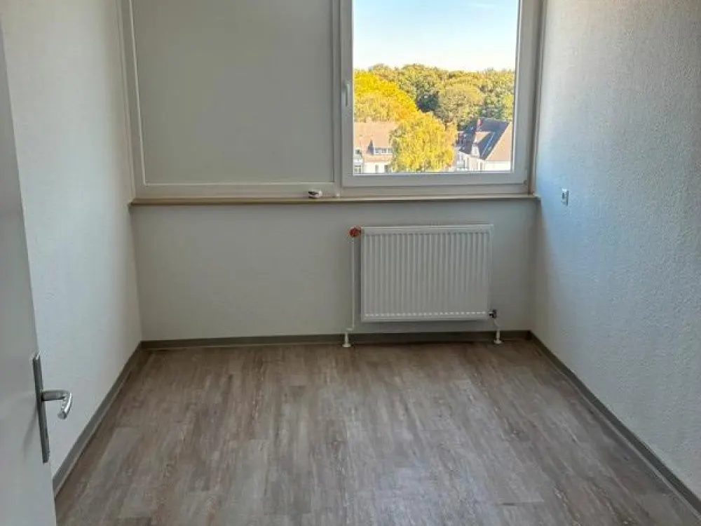Helle 3-Zimmer-Wohnung mit Wand und Bodenbelag