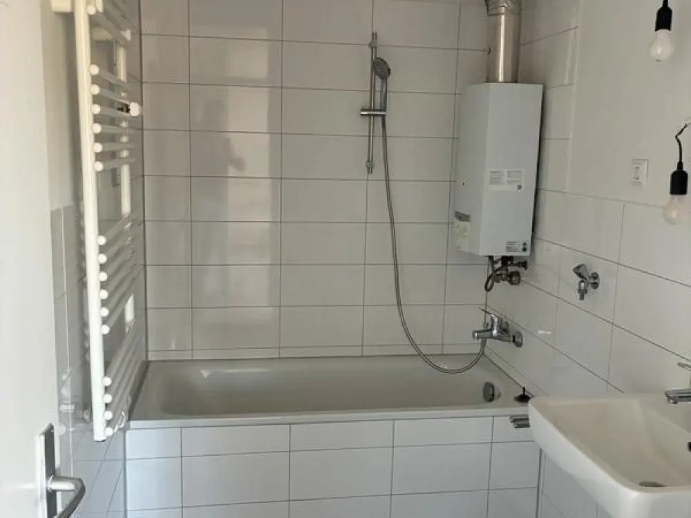 Helle 3-Zimmer-Wohnung mit Wand und Bodenbelag