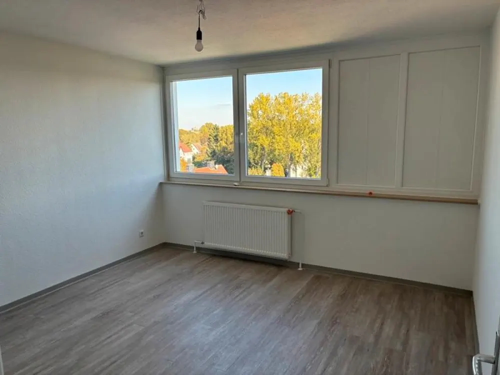 Helle 3-Zimmer-Wohnung mit Wand und Bodenbelag