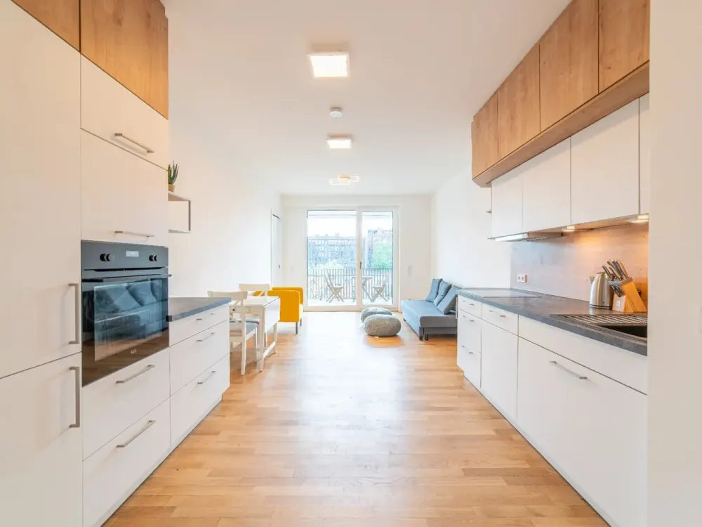 Premium 2‑Room Living South‑Facing the Berlin Wall