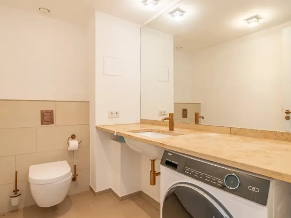 Premium 2‑Room Living South‑Facing the Berlin Wall