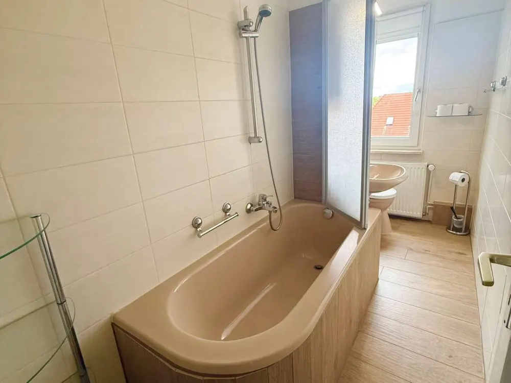 Große möblierte 3-Raum-Wohnung mit Balkon & Stellplatz in Zwenkau zu vermieten.