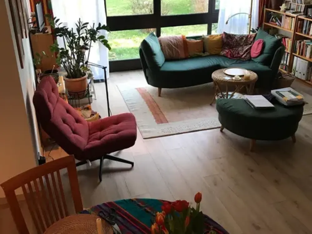 Ruhige 2-Zimmer-Wohnung mit Südterrasse, Einbauküche & viel Stauraum in Frankfurt-Hausen