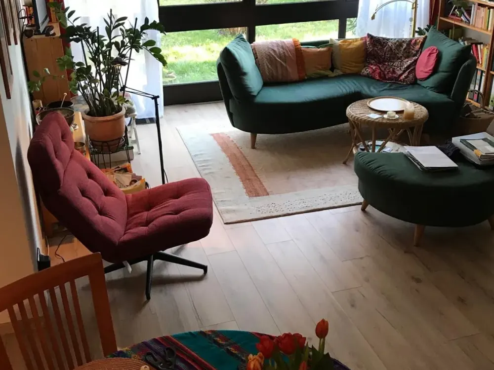 Ruhige 2-Zimmer-Wohnung mit Südterrasse, Einbauküche & viel Stauraum in Frankfurt-Hausen