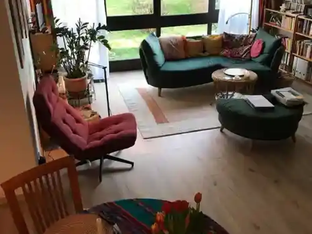 Ruhige 2-Zimmer-Wohnung mit Südterrasse, Einbauküche & viel Stauraum in Frankfurt-Hausen
