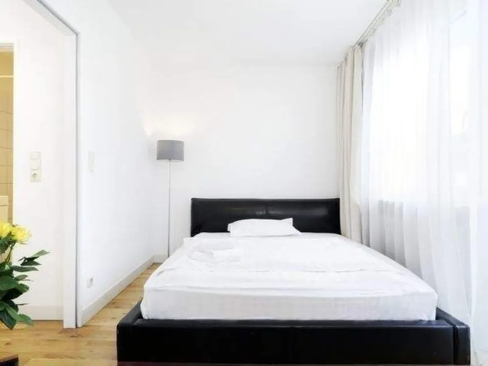 Frankfurt Messe Special: Ihr möbliertes Designer-Studio (23 m²) in Grün-Oase, ab 40 €/Tag, kautionsfrei & all-inclusive!