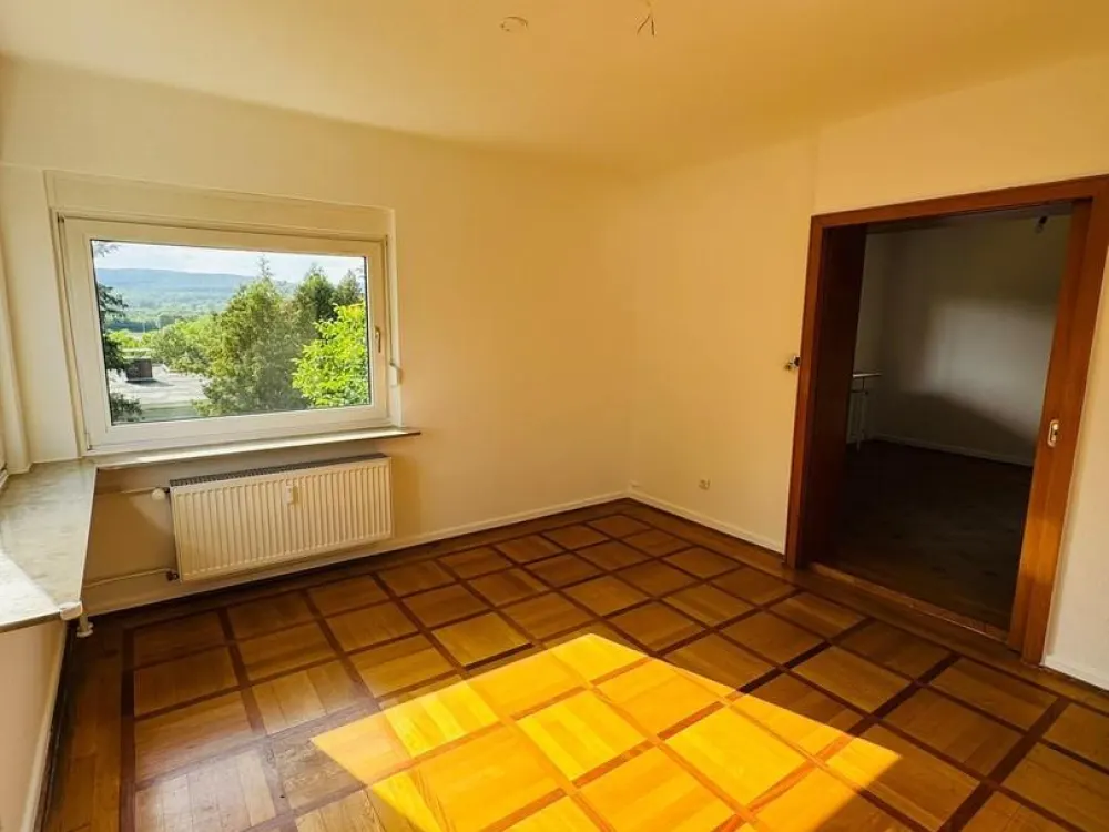 4-Zimmer-Wohnung mit traumhaften Taunusblick und eigenem Garten