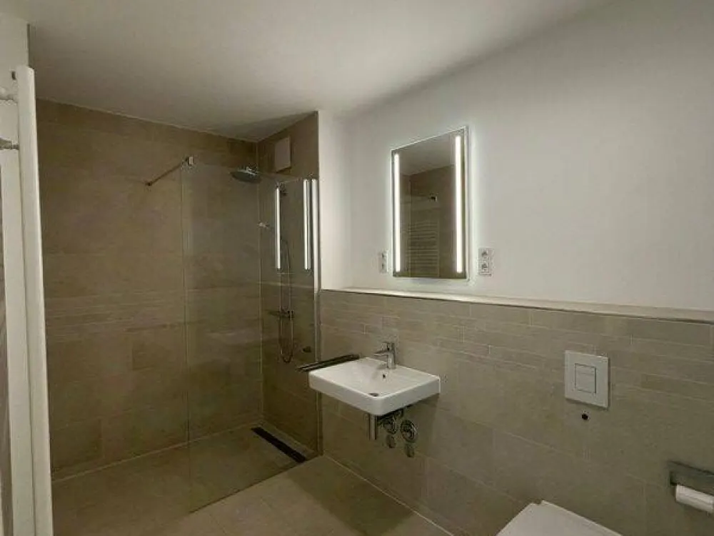 Central 2-Room Apartment with Built-in Kitchen and Balcony