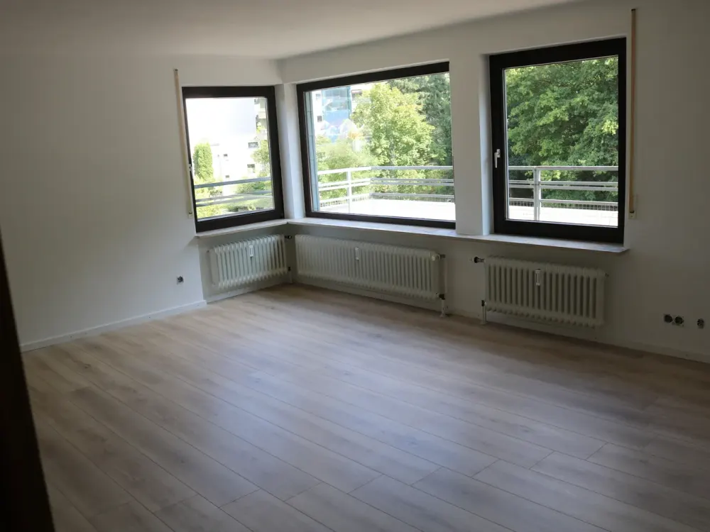 Großzügige schöne 2-Zimmerwohnung mit großem Balkon und Garage