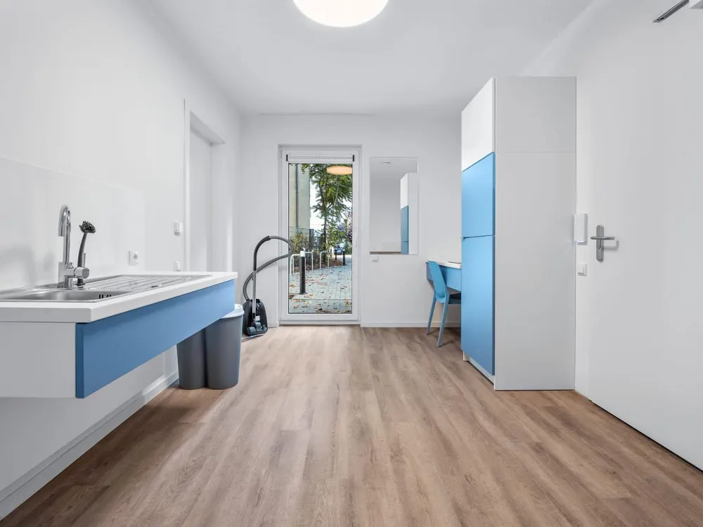 Möbliertes behindertengerechtes 1-Zimmer-Apartment mit Terrasse