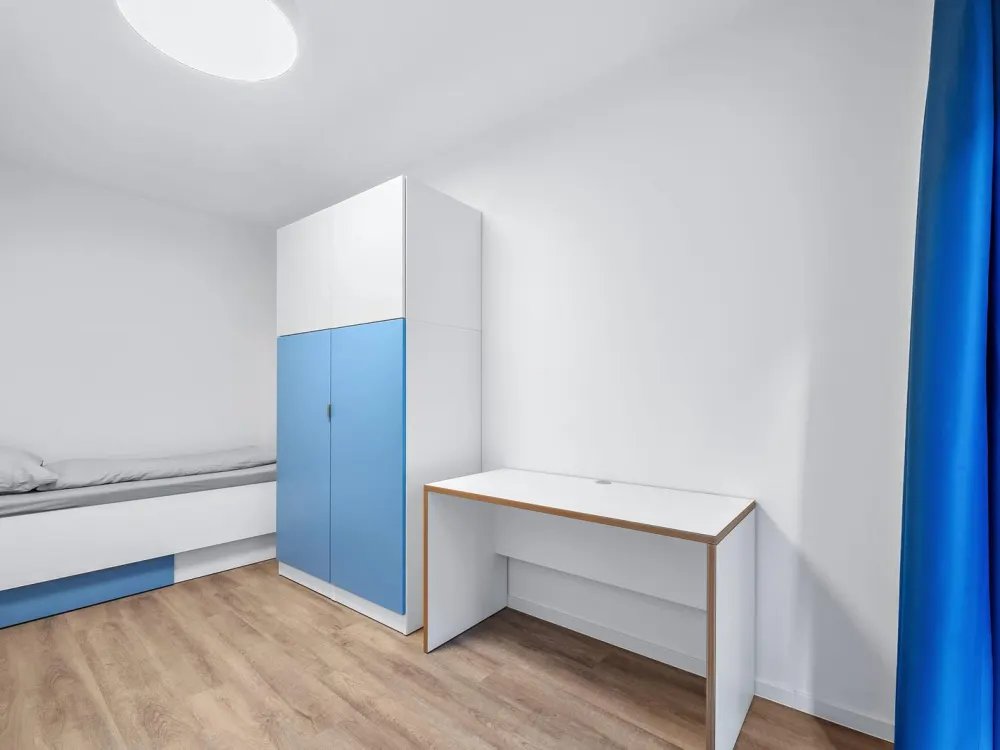 Möbliertes behindertengerechtes 1-Zimmer-Apartment mit Terrasse