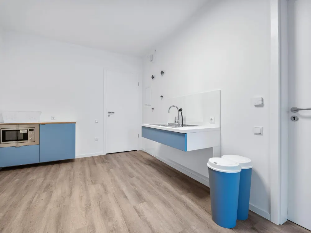 Möbliertes behindertengerechtes 1-Zimmer-Apartment mit Terrasse