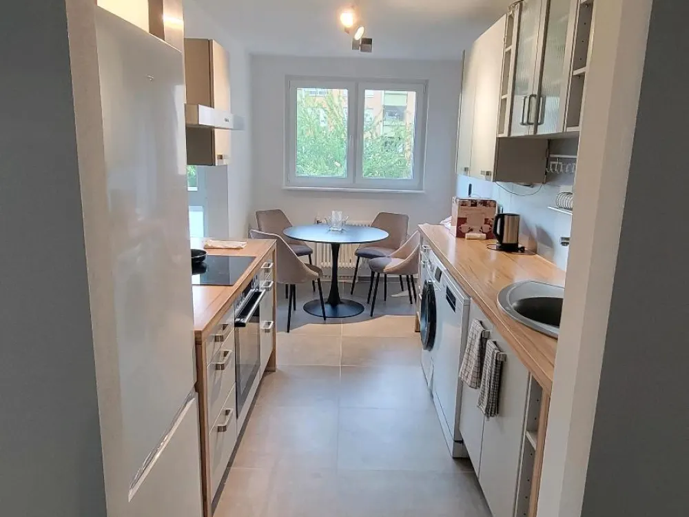 3-Zi-Whg, vollsaniert, sep. WC, neue Küche, Balkon, neu möbl.