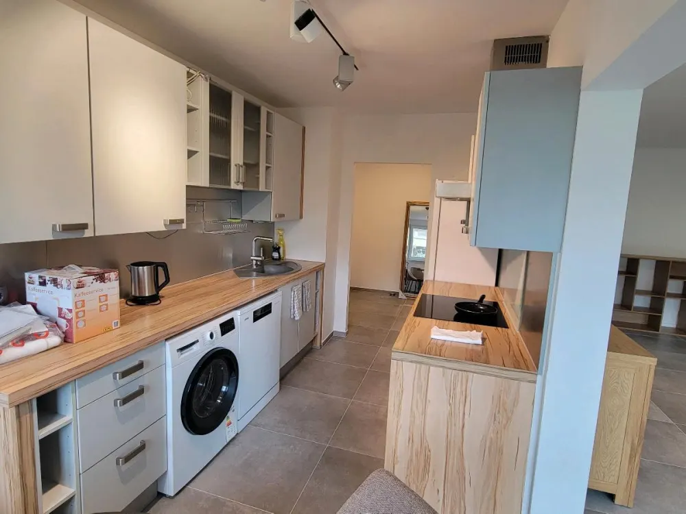 3-Zi-Whg, vollsaniert, sep. WC, neue Küche, Balkon, neu möbl.