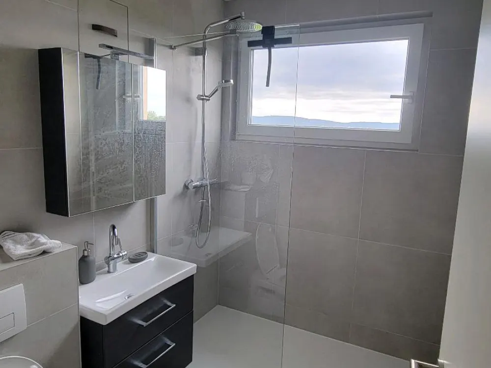 3-Zi-Whg, vollsaniert, sep. WC, neue Küche, Balkon, neu möbl.