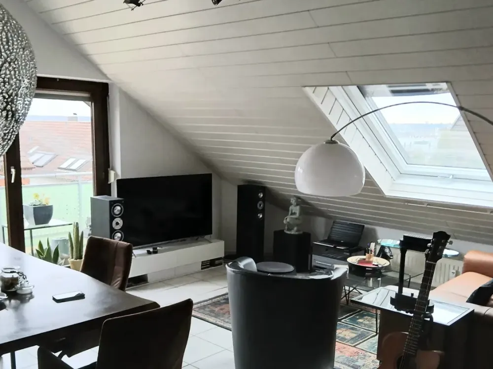 Dachgeschoss-Maisonette mit 4 Zimmer, plus Garage!