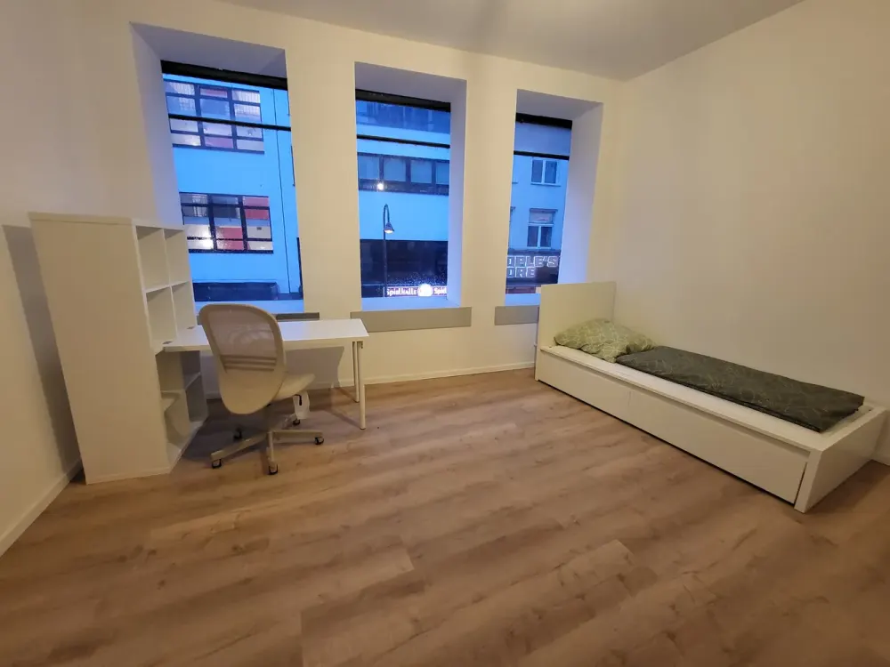 Saniertes Apartment möbliert mit Gemeinschaftsbad, eigene Küche - direkt am Eigelsteintor