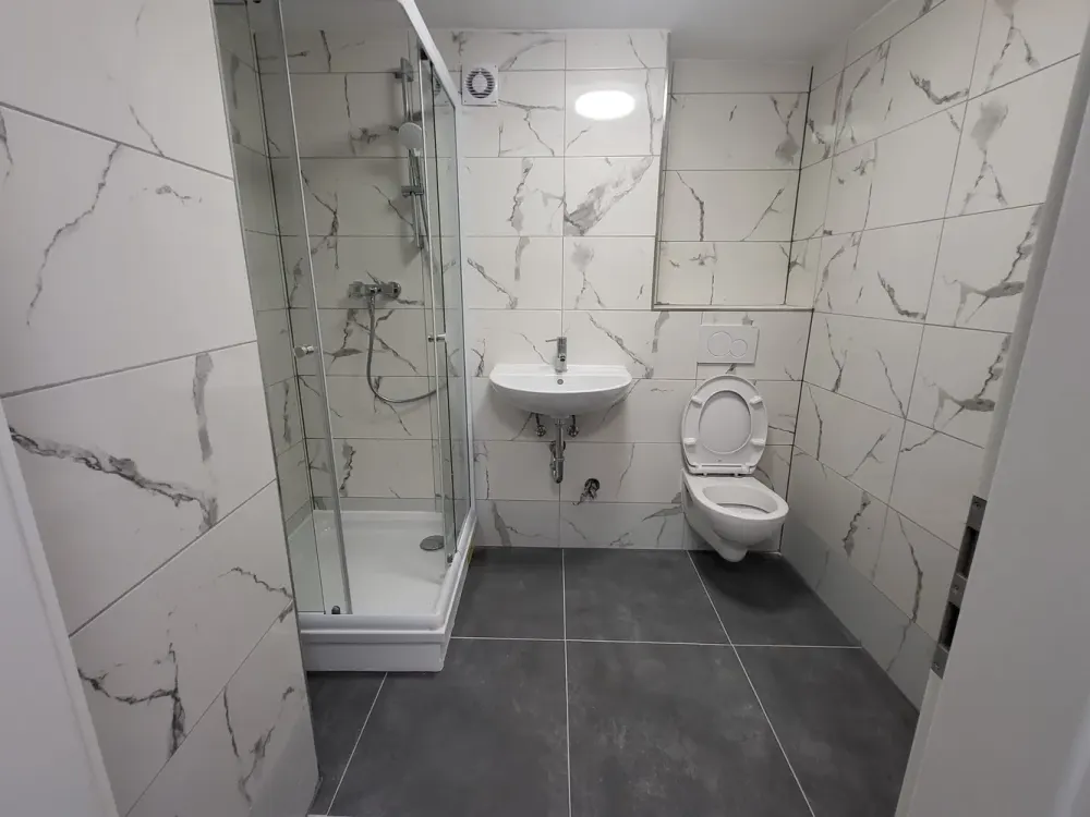 Saniertes Apartment möbliert mit Gemeinschaftsbad, eigene Küche - direkt am Eigelsteintor