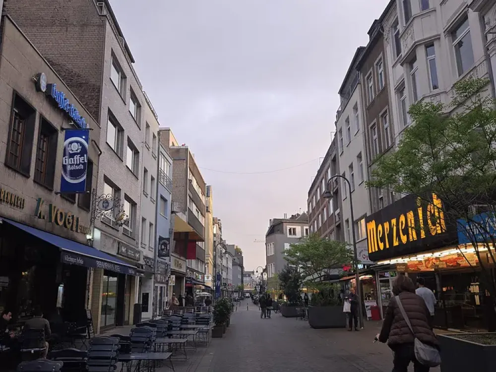 Saniertes Apartment möbliert mit Gemeinschaftsbad, eigene Küche - direkt am Eigelsteintor