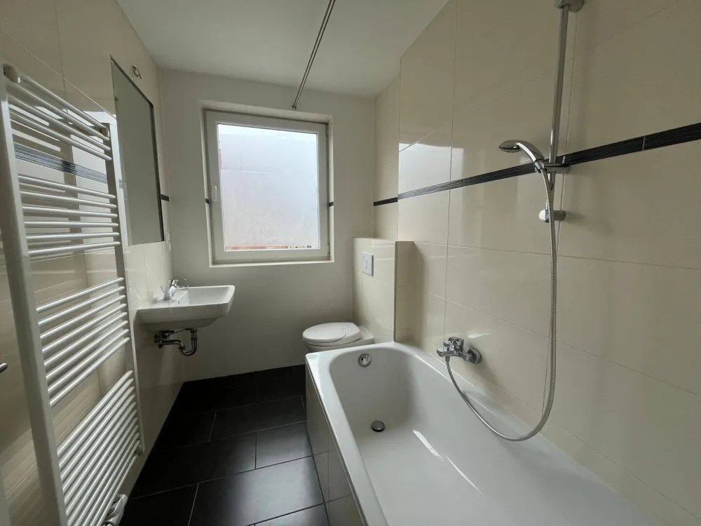 For Students: Bright Shared Flat Room Near the University